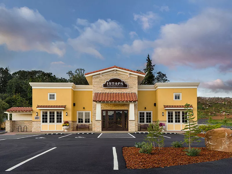 Edificiu di ristorante di metallu